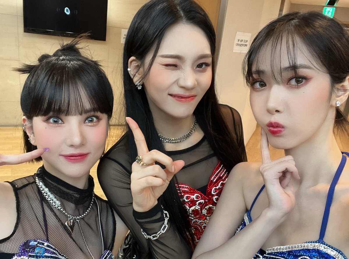 umjbne's tweet photo. #viviz #au | beautiful fake life
Umj¡ siente que a su vida le falta emoción así que sintiendo curiosidad por la comunidad de fakeland,entra sin saber nada.
Con el transcurso del tiempo se va encariñado con dos personas.
Podría ser..
¿Relación poliamorosa? https://t.co/0A46F71ZwE