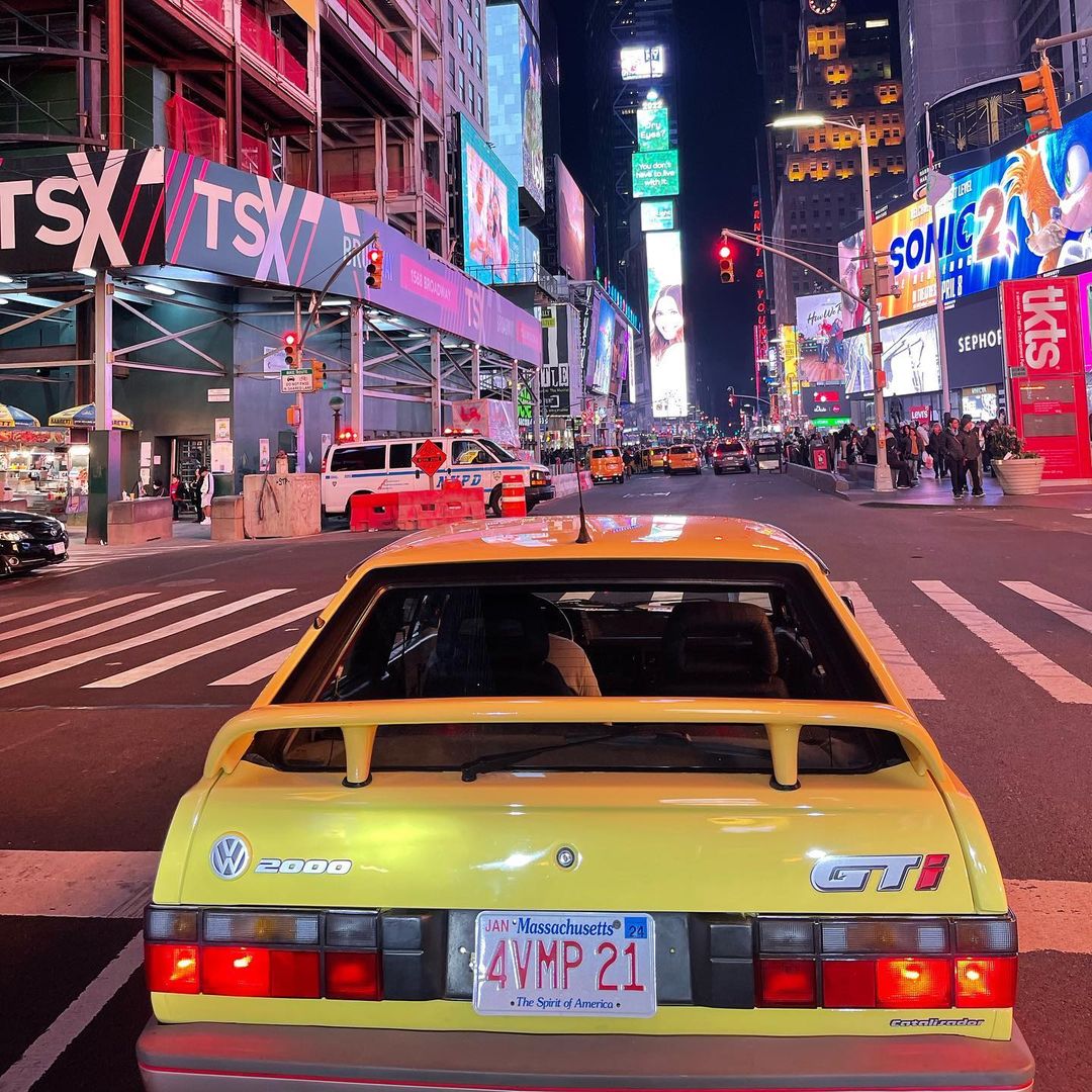 Cardzoauto's tweet photo. A brazilian always got focus. Wherever they are 🤪
Via @garage_ricky at Times Square NY 🇺🇸
#CardzoAuto #CardzoAutomotivo #volkswagen #vw #beetle #gti #aircooled #vwlove #vdub #golf #mk6 #fusca #mk7 #vocho #volks #vwporn #bug #low #vwvortex #golquadrado #gol #timessquare https://t.co/1g1J1zr644