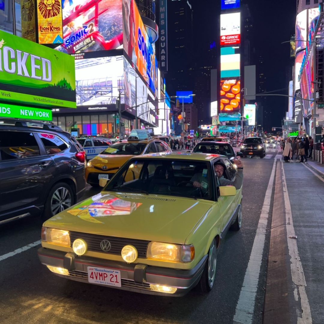 Cardzoauto's tweet photo. A brazilian always got focus. Wherever they are 🤪
Via @garage_ricky at Times Square NY 🇺🇸
#CardzoAuto #CardzoAutomotivo #volkswagen #vw #beetle #gti #aircooled #vwlove #vdub #golf #mk6 #fusca #mk7 #vocho #volks #vwporn #bug #low #vwvortex #golquadrado #gol #timessquare https://t.co/1g1J1zr644