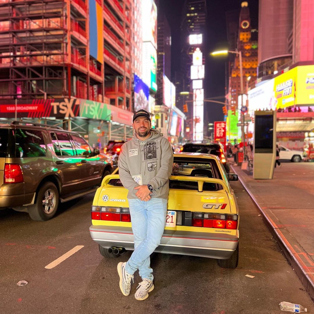 Cardzoauto's tweet photo. A brazilian always got focus. Wherever they are 🤪
Via @garage_ricky at Times Square NY 🇺🇸
#CardzoAuto #CardzoAutomotivo #volkswagen #vw #beetle #gti #aircooled #vwlove #vdub #golf #mk6 #fusca #mk7 #vocho #volks #vwporn #bug #low #vwvortex #golquadrado #gol #timessquare https://t.co/1g1J1zr644