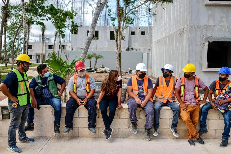 NBacalar's tweet photo. Detrás de cada casa, oficina o cualquier obra, están las manos incansables de nuestros trabajadores de la #construcción. Un abrazo muy grande a cada uno de ustedes en este día tan especial. @MaraLezama #BenitoJuárez #Cancún #Morena #MaraLezama #4T #México https://t.co/Q27mhxzeEc