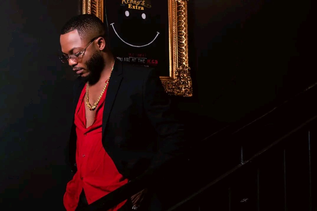 Reporter4Music's tweet photo. 3-Seules 3 à 4 titres sortent du lot de cet EP. Parmi lesquels #BetterForMe en feat avec @StanleyEnow où d'ailleurs le King Kong sample une partie de sa chanson #MyWay. Dansante, énergique, elle est à l'image des construits #Afrobeats dont il en raffole https://t.co/4YrX0QiksM