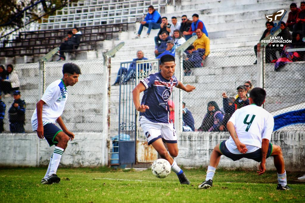 SiempreConVosJA's tweet photo. #Anual | "NO PIERDE PISADA"
El Santo volvió a ganar y quedó a dos puntos de la punta de su zona.
En una tarde bien dominical, el Antoniano en el Fray se impuso 2-1 ante #AtlSalta con los goles de José Figueroa y Tomás Bordón.
#VαɱσʂAɳƚσɳιαɳσ💪 https://t.co/1fqnjYtdTz