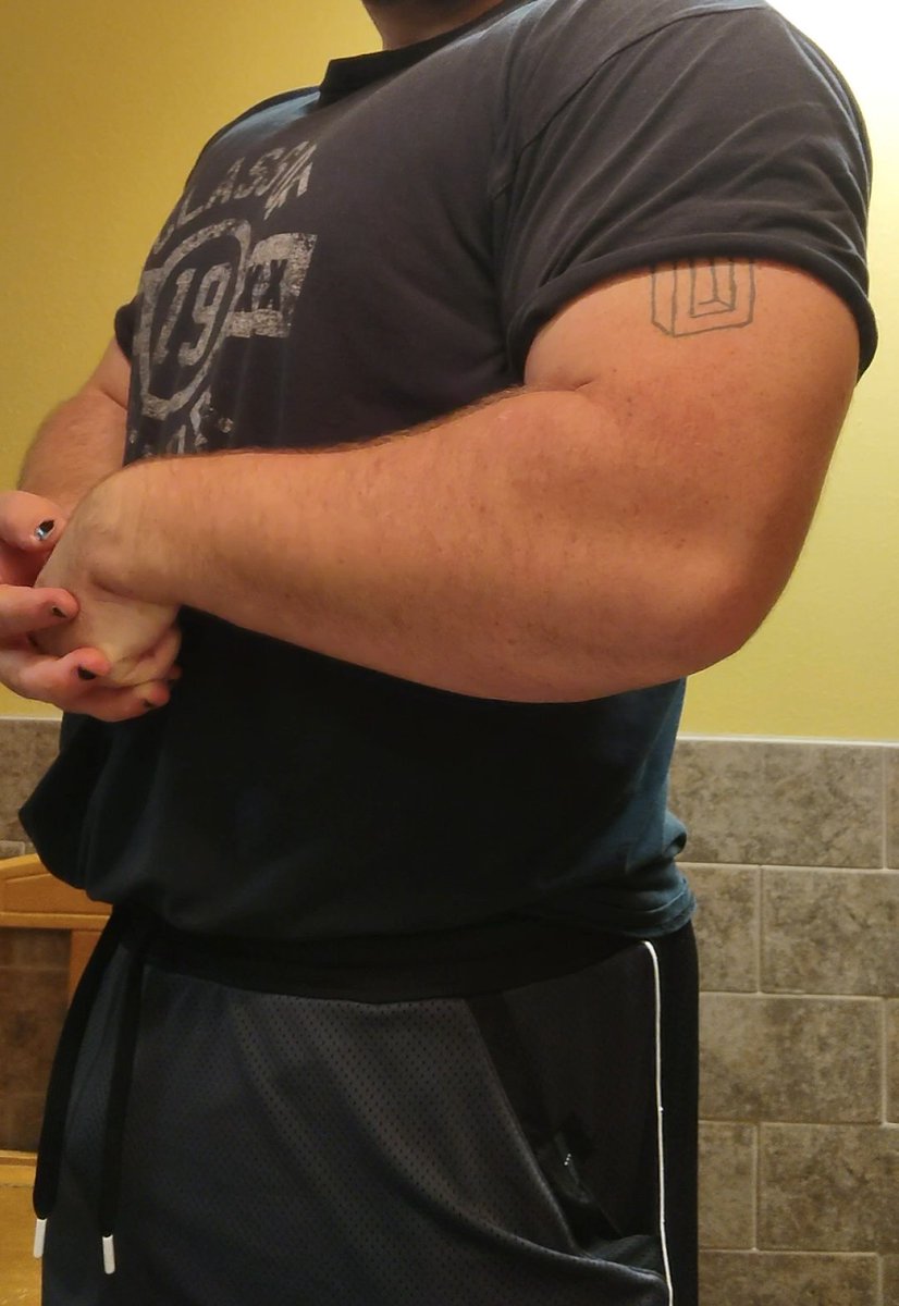 berdybeyer's tweet photo. Stupid proud of the work I've put into getting into shape. I'm not grossed out by myself anymore and it's made me so happy. #LGBTQ #fitness #swole https://t.co/98JWevvDWb