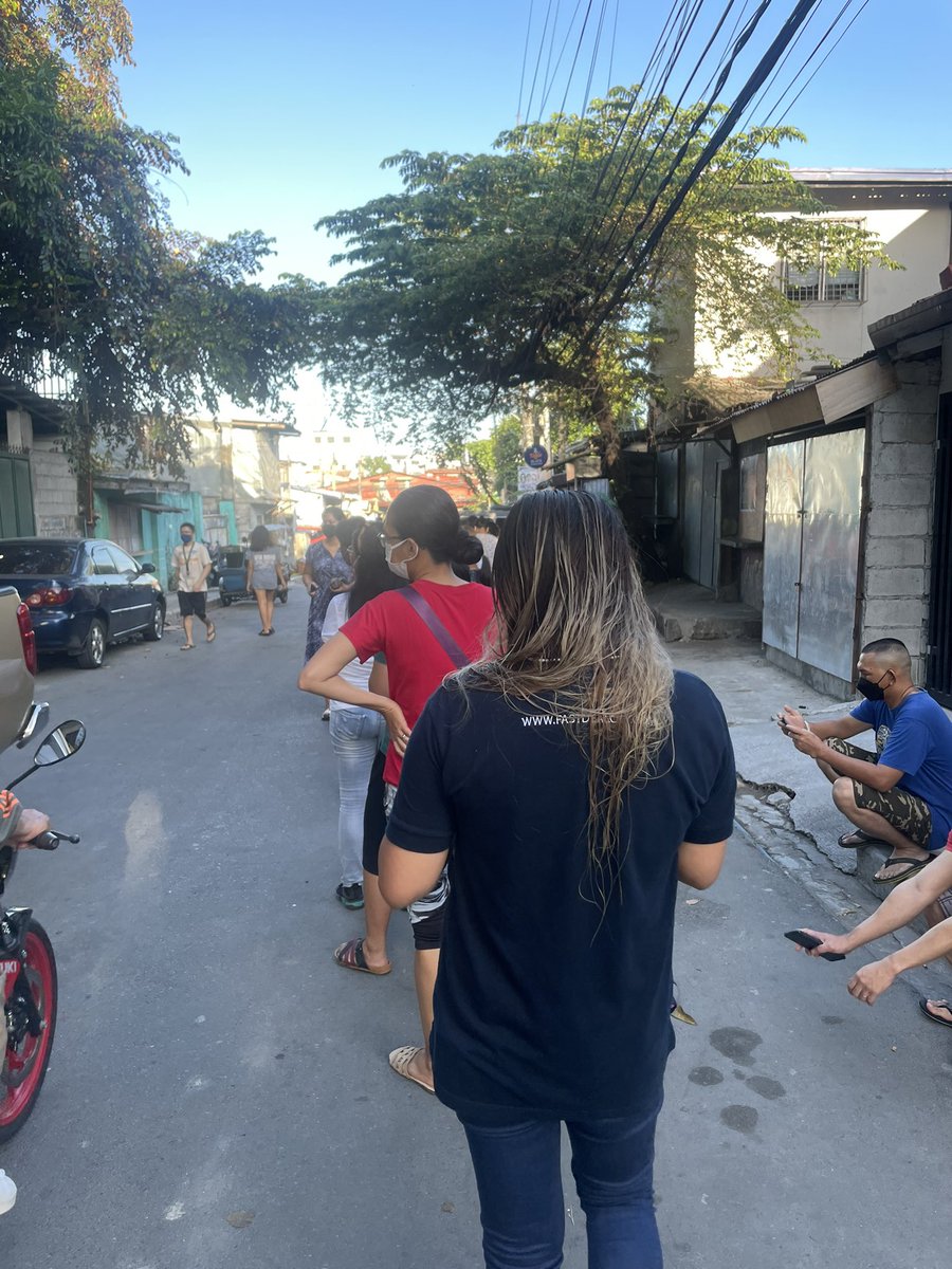 _LoEclavea's tweet photo. Precinct 336A QC:
5:50AM - Arrived at our precinct
6:20AM - After walking for 20~30 mins we reached the end of the line
7:40AM - Line started moving 

Mukhang matira matibay sa Brgy. Pasong Tamo https://t.co/fdhdFnaWNr