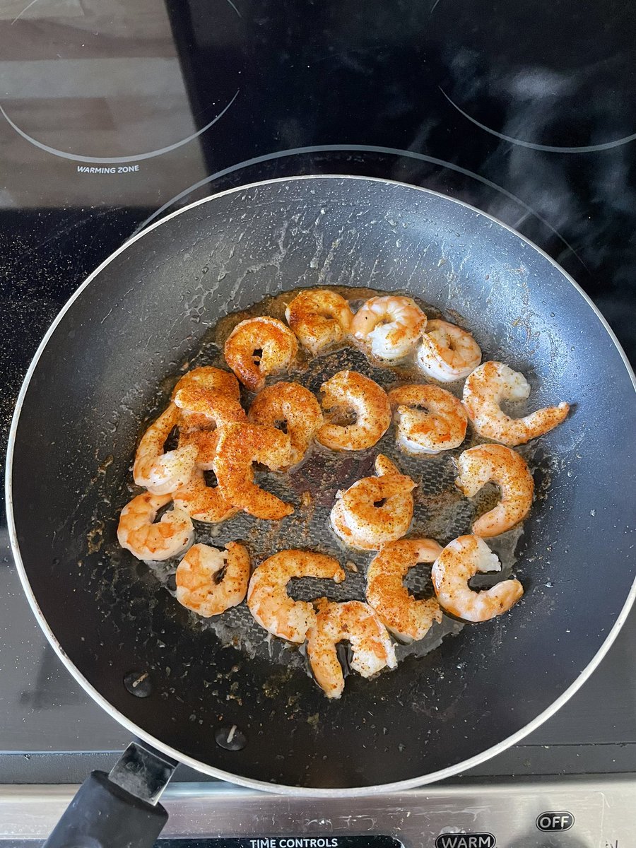 JoeyDevlin_'s tweet photo. How to cook a delicious snack with 40g of protein in under 5 min

1. Get shrimp
2. Put shrimp on skillet &amp; season
3. Eat https://t.co/9UhJX0lwhW