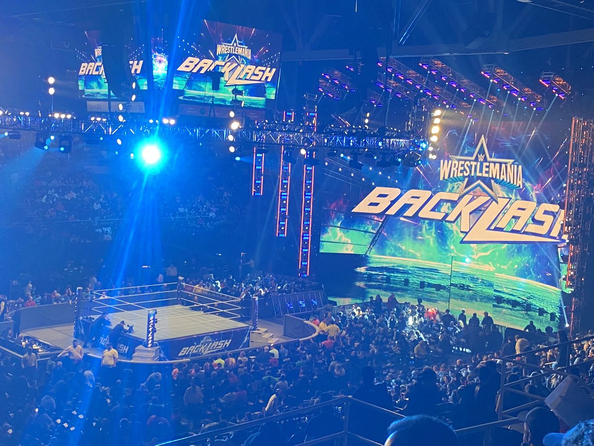 udebedu's tweet photo. #WrestleManiaBacklash   Première sortie du Canada en 3 ans. Providence RI ! https://t.co/bJHIeracd0