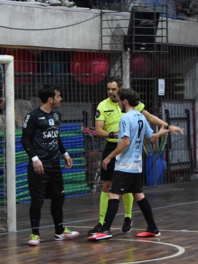 ElshowdelFS's tweet photo. #Primera Final en Plaza 12.
Banco República 2 - Old Christians 2
Gutierrez y Lamanna (CBR); Soria y Vela (OLD), los goles.
El MVP: Luciano Soria https://t.co/iFs7bXx5mJ