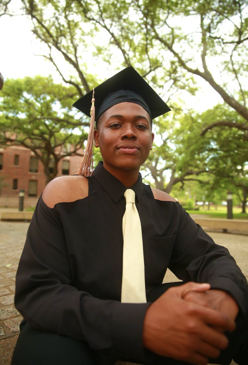 KALEBCGRANT's tweet photo. I graduate in 5 days! https://t.co/sb3tTIXYqJ