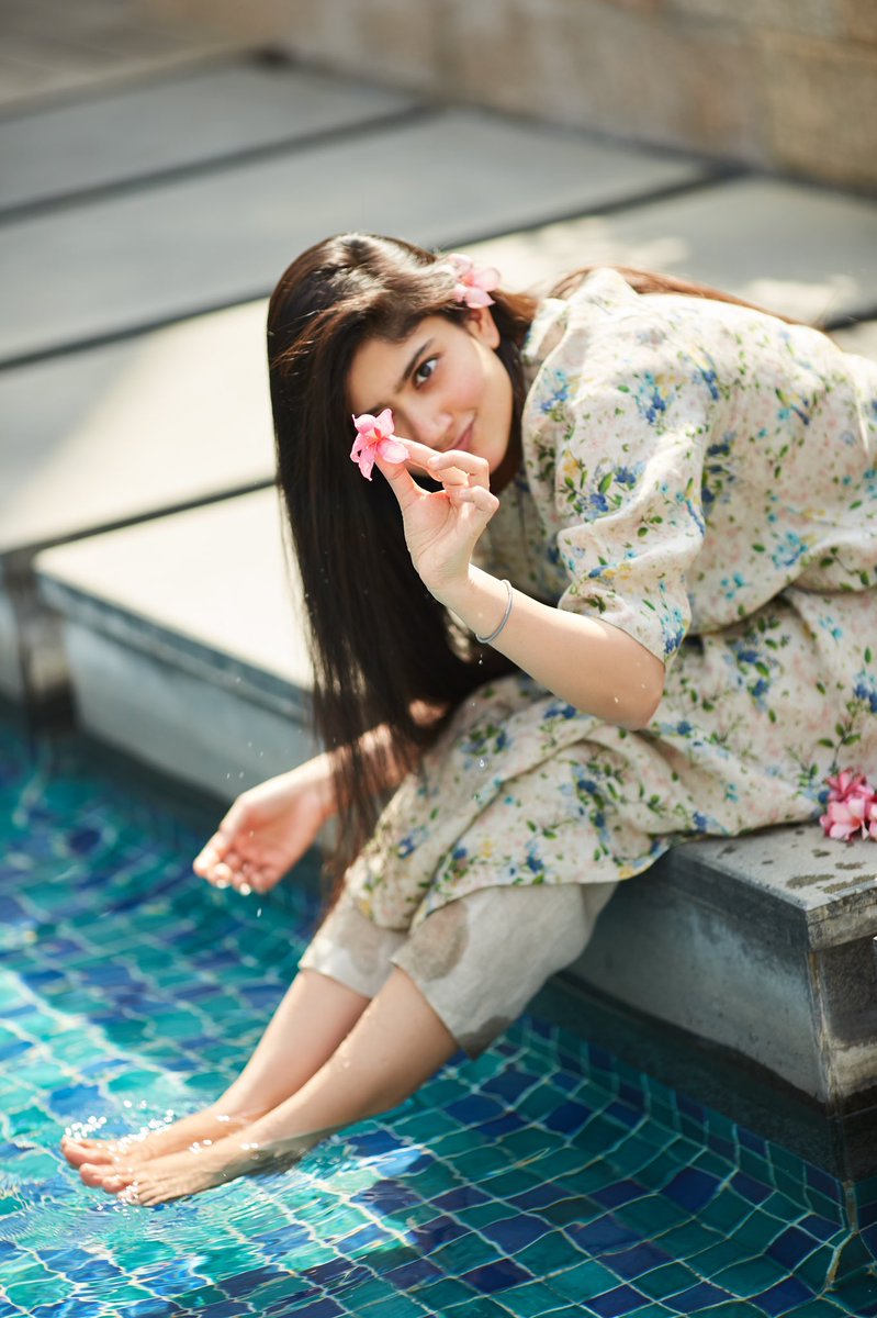 Saipallavi09's tweet photo. Happy Birthday to our most favourite person &amp; beautiful soul 🎂🥳 @Sai_Pallavi92  #SaiPallavi #HBDSaiPallavi #SaiPallaviBDayFest2022 #HappyBirthdaySaiPallavi https://t.co/PHd9tXCt4B