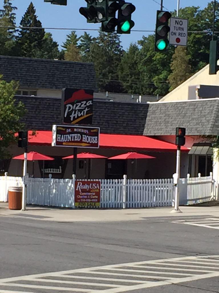 GregularShow's tweet photo. Pizza Hut is trending. Never forget that there was once a Pizza Hut/Haunted House https://t.co/0PgdU43F7p