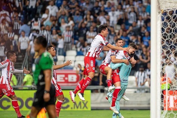 ramonjr335's tweet photo. Dios tiene el control, todo sea para su gloria🙏🏻 orgulloso de este gran equipo, noche mágica! Todos juntos a seguir trabajando y peleando por lo que viene👊🏻 #RJ19 https://t.co/KZIQrQhUeY