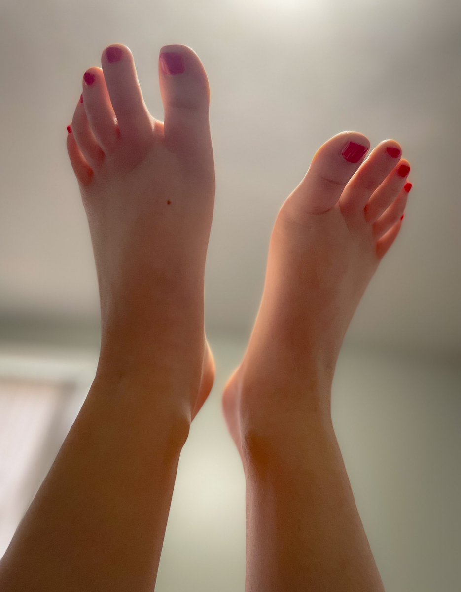 MissPiggy020's tweet photo. Tell me what you want to do with them 💋 #of #sockless #toeslovers #prettytoes #toesfeet #cutetoes #toesout #toesonpointe #toesonpoint #toespreads #redtoes #redtoenails #redtoe #redtoesnails #feetloversonly #feetcraze #feetmodels #feetpictures #feetpictures #feet #toes https://t.co/pvcjkA0DpO