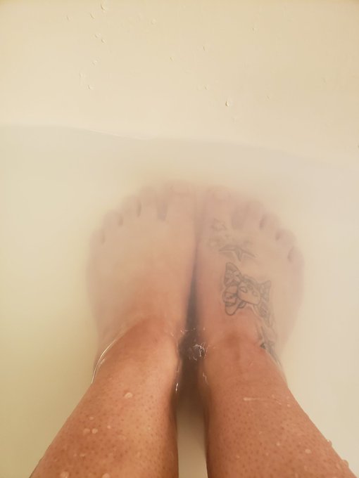 Just uploaded a short video for the feet fans... https://t.co/QZDzBPfAiB https://t.co/ASJYOCbVua