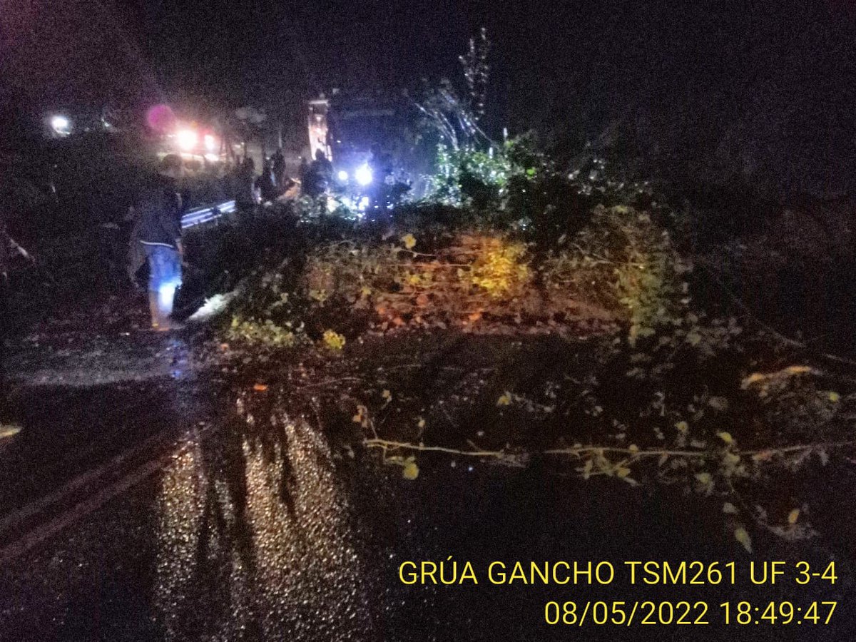 AutoviaBP's tweet photo. #ABPInforma #AEstaHora se presenta paso a un carril en la vía Pamplona -Bucaramanga en el PR 107+700 vereda San Agustín municipio de Mutiscua por deslizamiento de tierra
El concesionario activó su Plan de Contingencia actuando acorde al Plan de Gestión de Riesgo de Desastres https://t.co/omlTpqDWFw