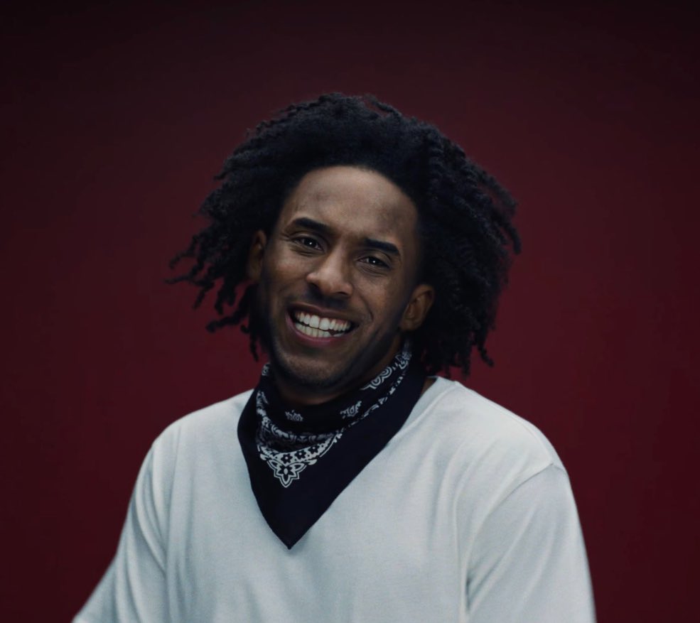 blondedzero's tweet photo. Interesting, so he had 6 deepfakes in the video: Will smith, OJ Simpson, Nipsey Hussle, Kobe Bryant, Jussie smollet and Kanye West.

They all have their hands on the single cover and they are all prominent black men in pop culture

This all gotta have some sort of meaning  tbh 🤷‍♂️ https://t.co/agJHjmkqfO