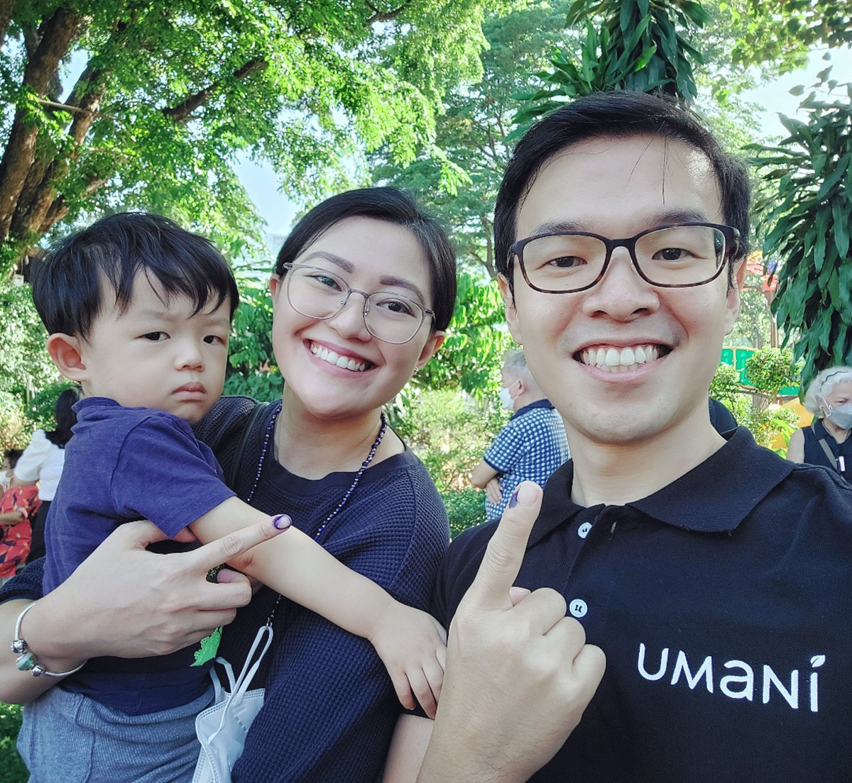 stephen_co's tweet photo. Voting is our civic duty; @maivaleraco and I wish to instill a strong sense of citizenship in the young mind of Toby. Go and vote today! 🇵🇭 #Halalan2022 https://t.co/zyby6Wi0I7