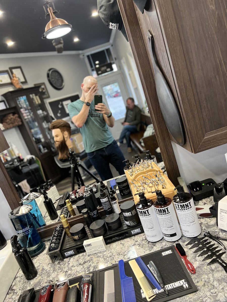 Looks like Gregory is teaching another course for Stmnt Grooming goods. #barbertutorial #barbershop #canadianbarbers #osterpro <a href="/OsterPro/">Oster Pro</a> using your awesome tools for it too!