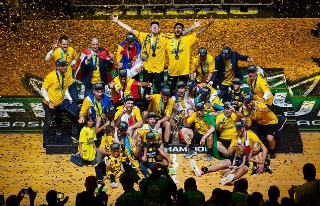 kwiltj's tweet photo. CHAMPS 🏆🏁 https://t.co/I0WSrwyOcP