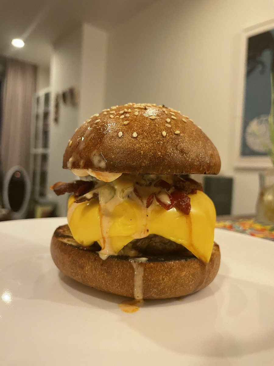 franc_ar's tweet photo. Homemade burger https://t.co/ZcyoLdQ1NI