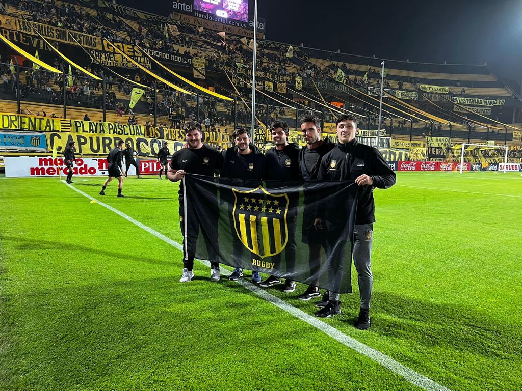 Hoy acompañó y alentó a Peñarol, parte del plantel de <a href="/CAP__Rugby/">PEÑAROL | Rugby</a>
Todo el Club unido. 
Vamos Peñarol 💛🖤