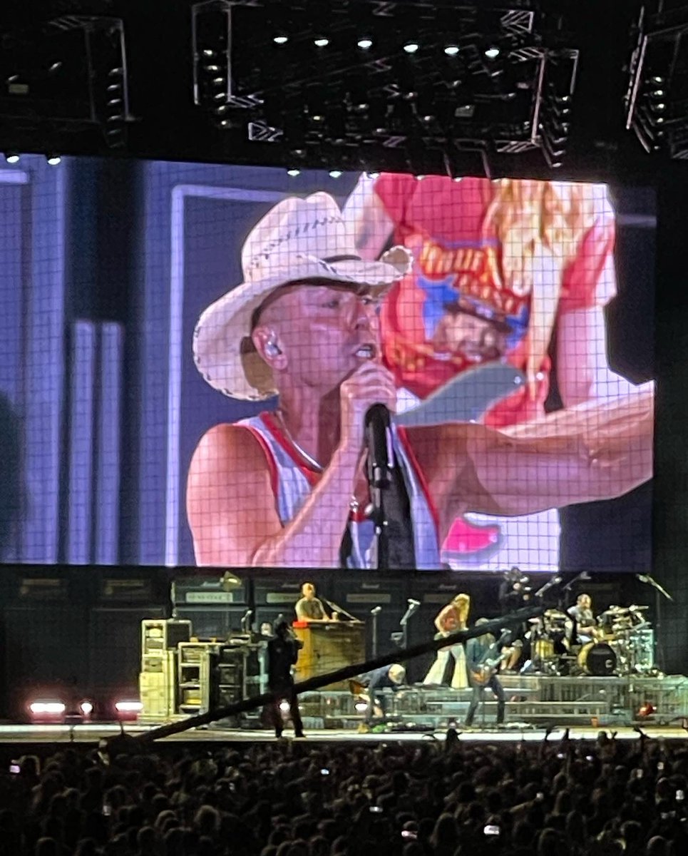 cgerberding's tweet photo. Had fun seeing @kennychesney  @OldDominion  @DanAndShay  and @carlypearce last nigh!! https://t.co/m65kkO79Fi