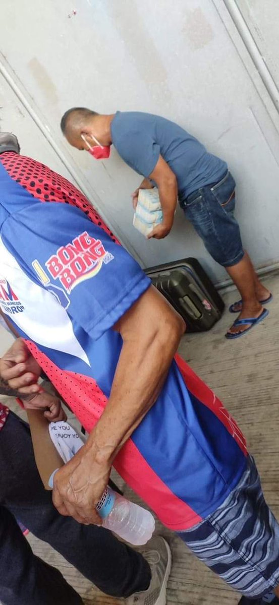 zeeejayee's tweet photo. Tons of money for vote buying for Bongbong Marcos. Cheater. @COMELEC BLIND #Eleksyon2022 #Halalan2022 https://t.co/YkXu9utBok