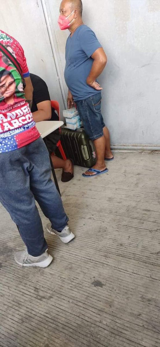 zeeejayee's tweet photo. Tons of money for vote buying for Bongbong Marcos. Cheater. @COMELEC BLIND #Eleksyon2022 #Halalan2022 https://t.co/YkXu9utBok