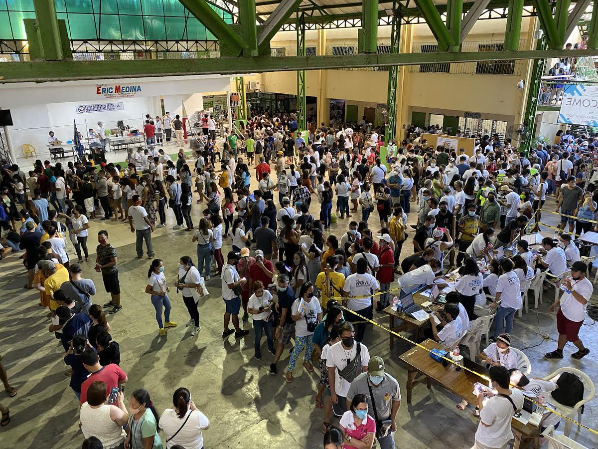 varsitarianust's tweet photo. Some vote counting machines have started malfunctioning due to corrupted SD cards at the polling precinct at Sauyo Elementary School in Quezon City. #Vote2022 #Eleksyon2022 https://t.co/p67mlFynBp