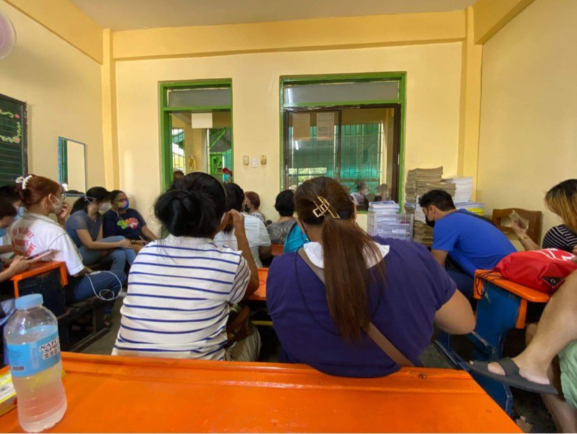 varsitarianust's tweet photo. Some vote counting machines have started malfunctioning due to corrupted SD cards at the polling precinct at Sauyo Elementary School in Quezon City. #Vote2022 #Eleksyon2022 https://t.co/p67mlFynBp