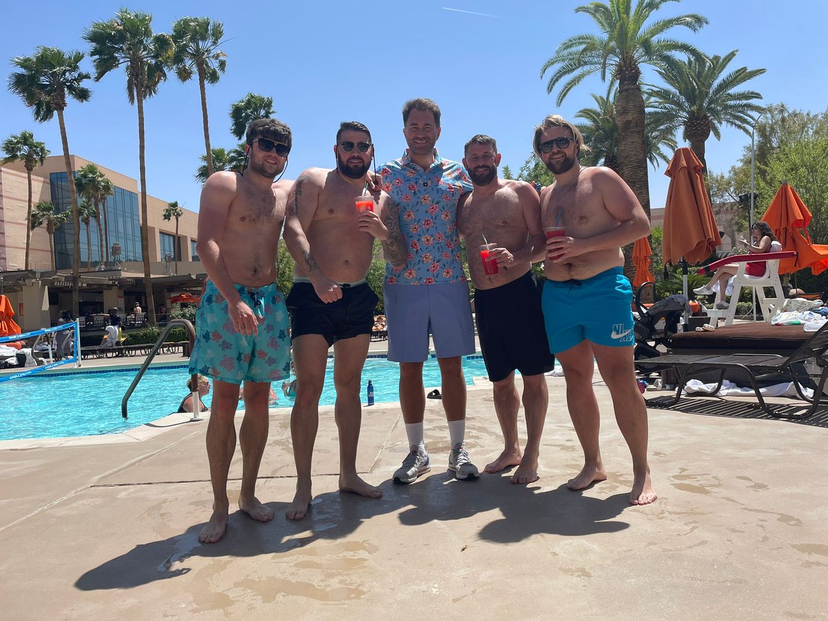 BoyceeLiverpool's tweet photo. @EddieHearn said if I get rid of my big undies I can come out of retirement and give your chin a 360 @jakepaul 🥊😭
Didn't really but another great day on the ale in Vegas 🇺🇸🕺🍺 #boxing #LasVegas #BigTrunks https://t.co/RJNtS0jJFq