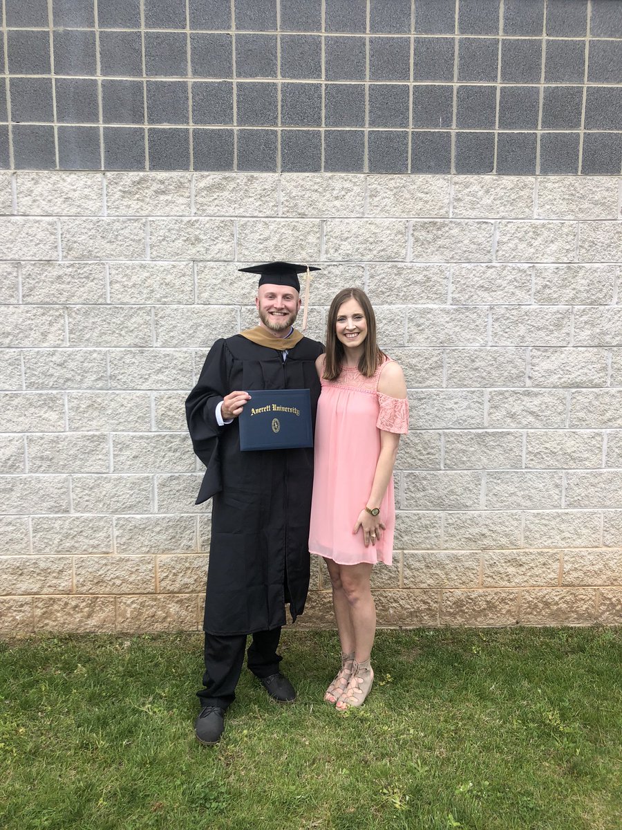 NicoleCalyn5's tweet photo. Congrats @heath_12, you did it! Incredibly proud of you and excited for your next step! Love you big ❤️ https://t.co/buxhyewYq4