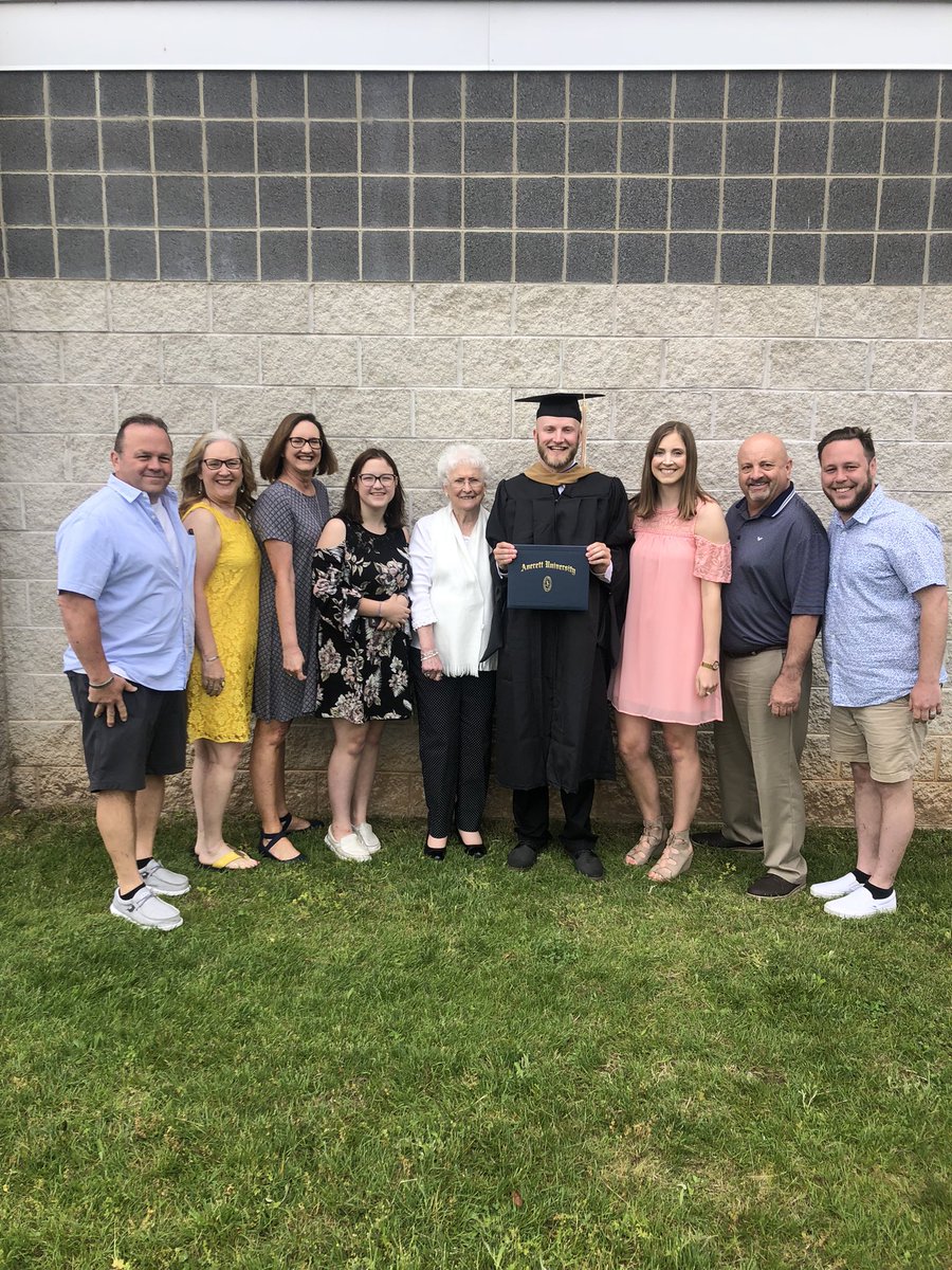 NicoleCalyn5's tweet photo. Congrats @heath_12, you did it! Incredibly proud of you and excited for your next step! Love you big ❤️ https://t.co/buxhyewYq4