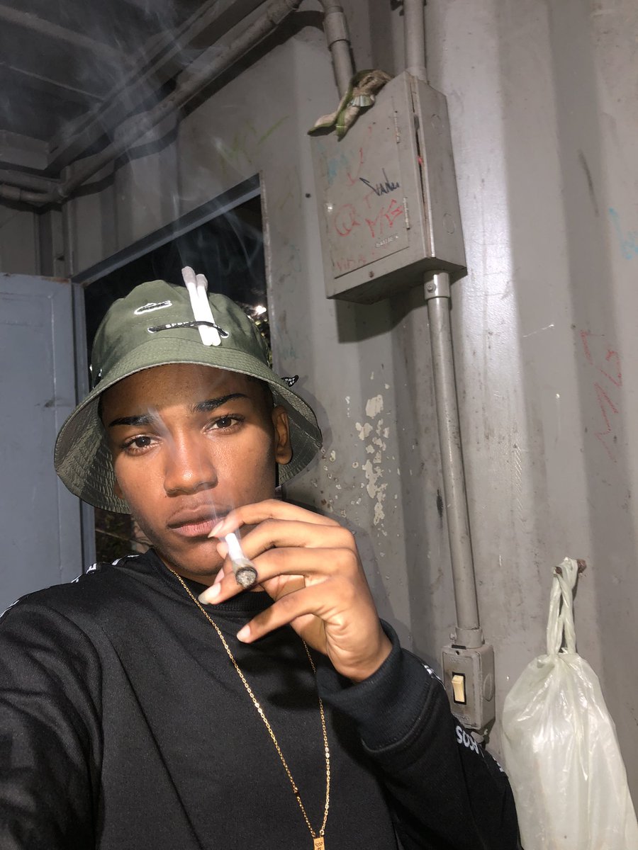 Dmt_155's tweet photo. - Confortável ❤️🐊🖐🏾😡🖕🏾📿🤹🏽‍♂️ https://t.co/rskDu8KDXu