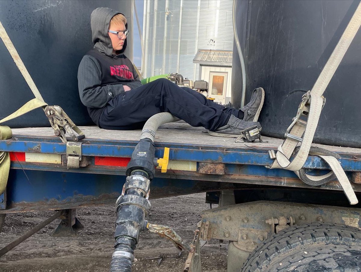 KidsMeyer's tweet photo. Day #1. Later than we’d like, but some things are out of our control. Game on, #Plant22 🌽 #meyerfamilyfarms https://t.co/kGySsdPwnN