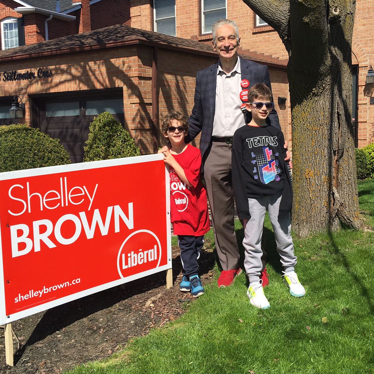 shelleybrownyc's tweet image. Every day more and more volunteers join #TeamShelley to help turn #YorkCentre Red but these two have to be my absolute  favourite.  #grandkids #OntLib #onpoli