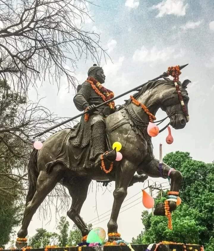 chauhan_sahab02's tweet photo. अकबर की इस बात से हर कोई हैरान था,
प्रताप को झुकाने के लिए आधा हिन्दुस्तान देने को तैयार था।⚔️🚩
#स्वाभिमान_दिवस
#राष्ट्रगौरव_महाराणा_प्रताप
#महाराणा_प्रताप_जयंती  🙏🚩 https://t.co/3y28er6AWG