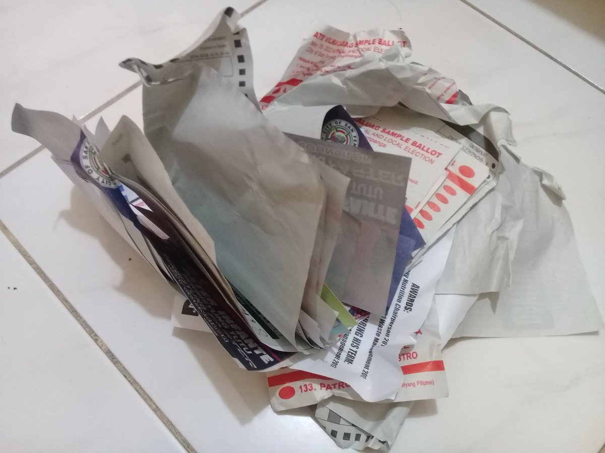 Ganito karami yung pinamimigay nila sa labas per person. Naiimagine niyo ba gaano karami yung pakalat kalat lang sa loob mismo? Please be a responsible voter and citizen as well, hindi porket may mga taga linis, magtatapon lang kayo kung saan saan.