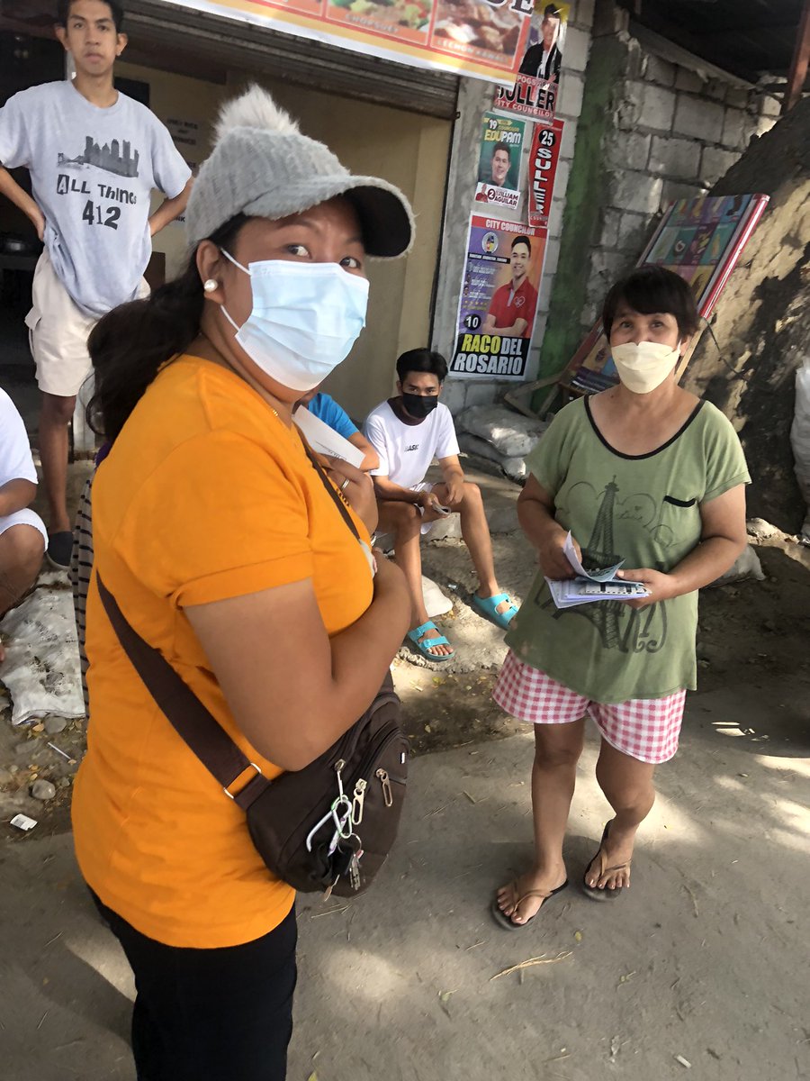 josh_danac's tweet photo. REPORTED sa Lawyers for Leni, namimigay ng sample ballots sa mismong labas ng Pulung Cacutud Elementary School

"Alam niyo po bang bawal ito?"
"Opo"
"Pwede po kayong picturan?"
#Halalan2022 #PHVote https://t.co/YsXN2OKWYz