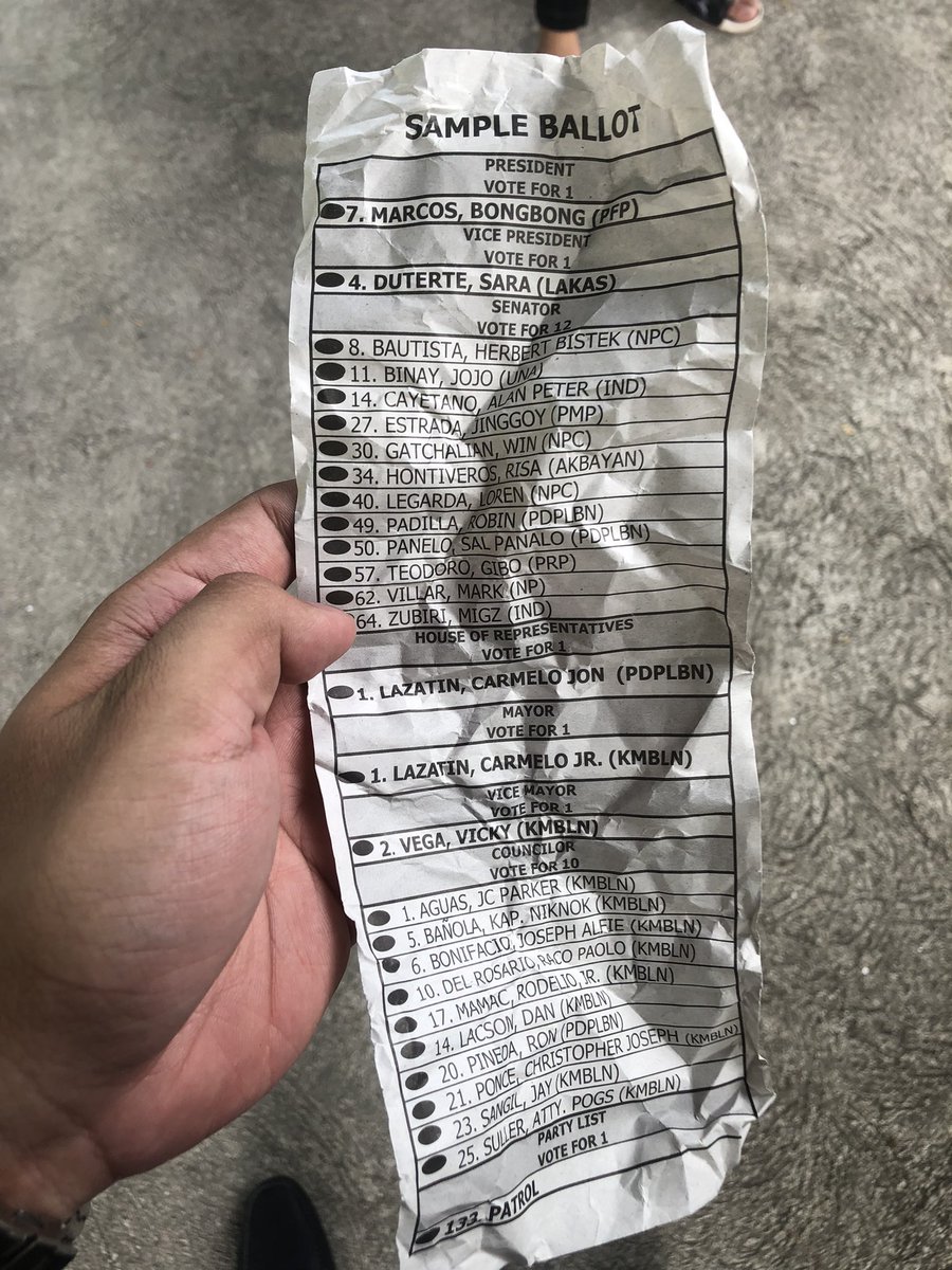 josh_danac's tweet photo. REPORTED sa Lawyers for Leni, namimigay ng sample ballots sa mismong labas ng Pulung Cacutud Elementary School

"Alam niyo po bang bawal ito?"
"Opo"
"Pwede po kayong picturan?"
#Halalan2022 #PHVote https://t.co/YsXN2OKWYz