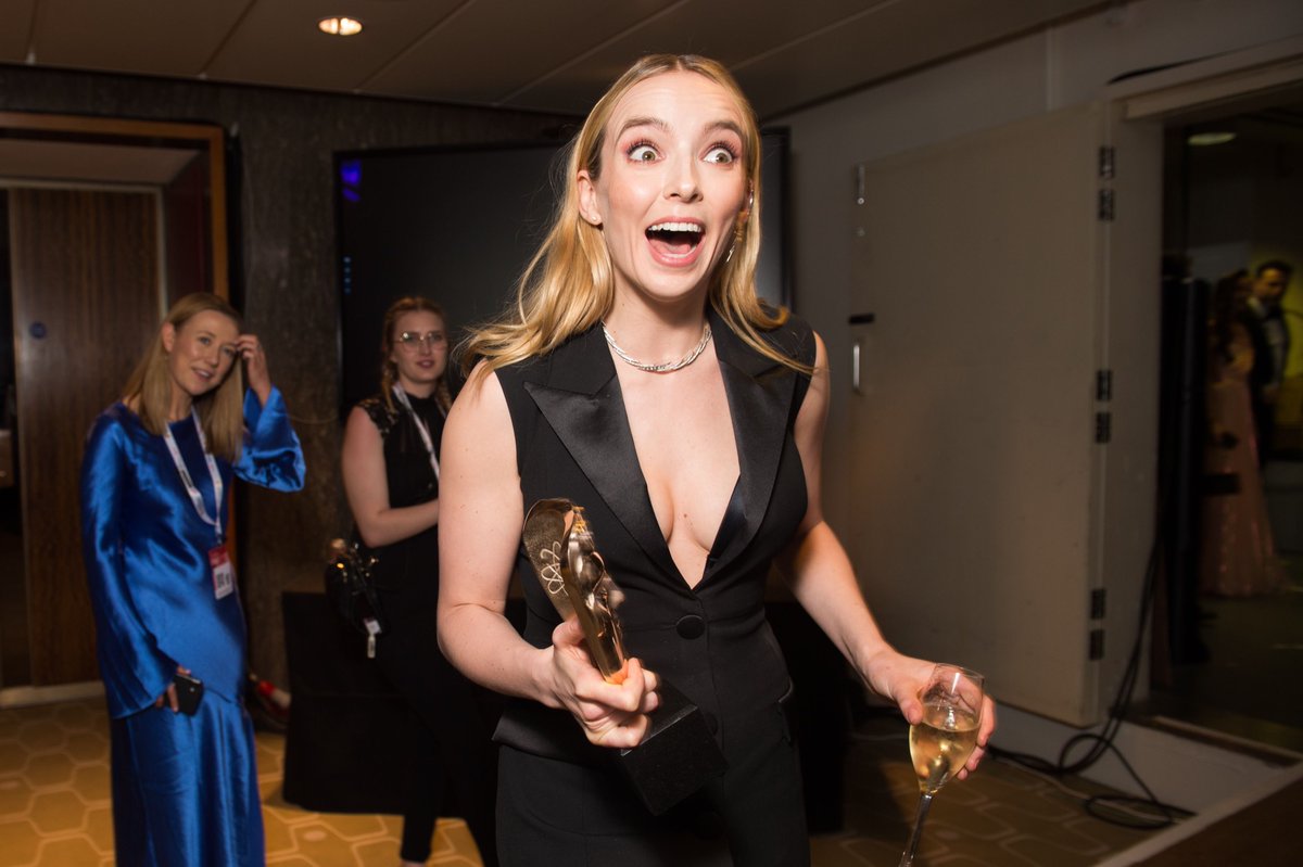 📸 Additional Photos of Jodie Comer Backstage at the Virgin Media British Academy Television Awards can be found in our gallery! #JodieComer #Baftas2022 #VirginMediaBAFTAs 
🔗jodie-comer.org/gallery/thumbn…