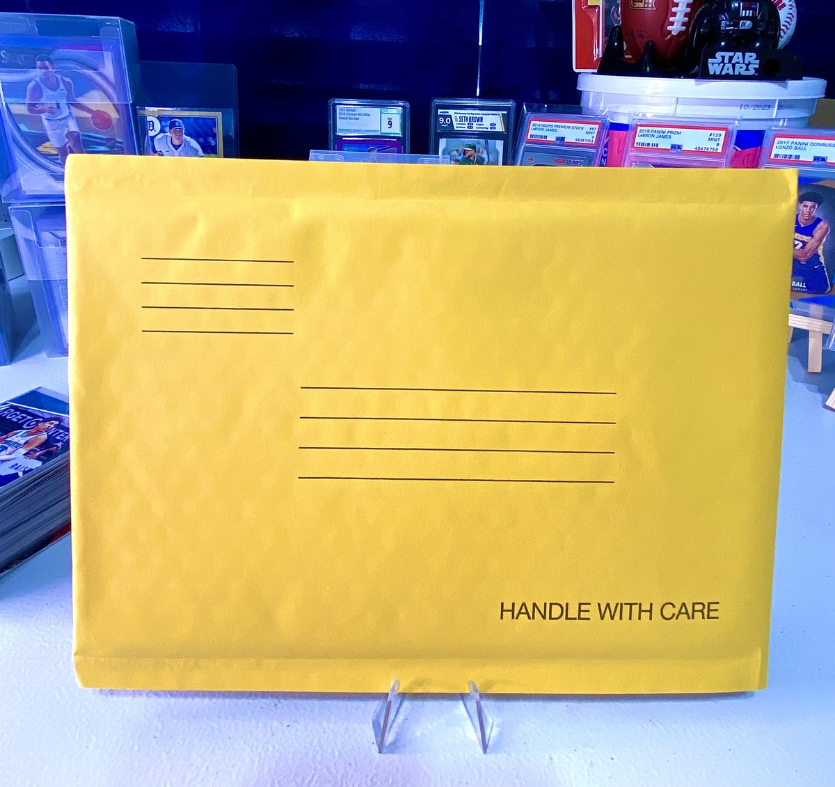 _XavierMesa_'s tweet photo. Free Mystery Card Care Package✉️May contain Autos, Numbered Cards, Sealed Wax, Graded Slabs, Free Credit To My Breaks! Who knows 🔥👀 To Enter Retweet ♻️ and Tag 3 Card Collectors 🚻 Winner will be drawn 5/15 🗓
#whodoyoucollect
#TheHobby
#RAK🙏🏽 https://t.co/WP77bQf1dI