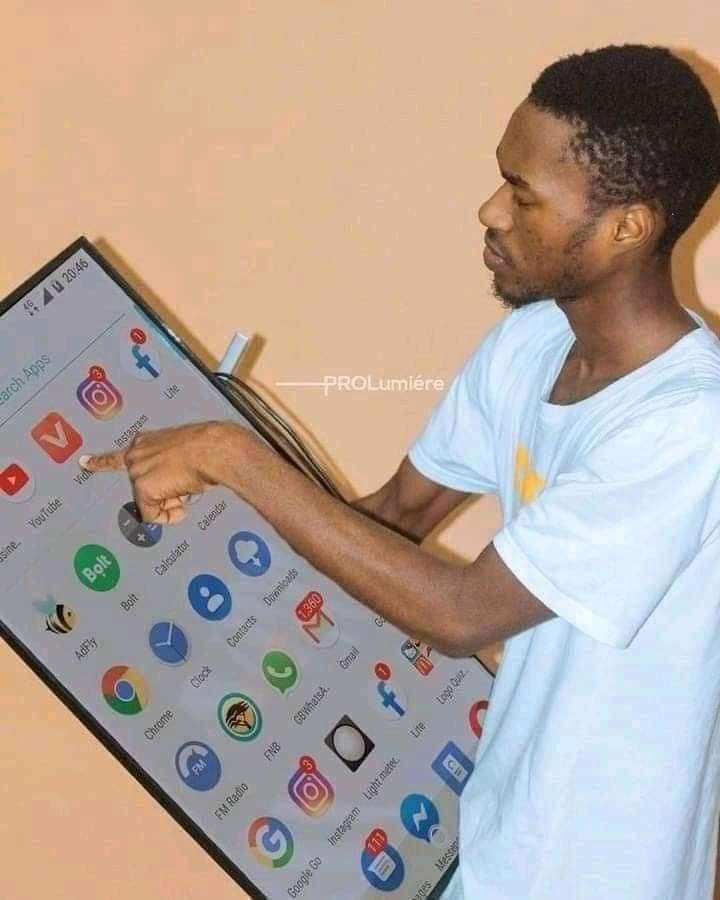 Mindset_FR's tweet photo. Jeune africain zimbabwéen🇿🇼 a fabriqué le plus gros téléphone du monde... Il a transformé une télévision plasma en un téléphone Android entièrement alimenté par l'énergie... C'est un étudiant en programmation informatique... Rendez-le célèbre. https://t.co/MnAVIIEu24