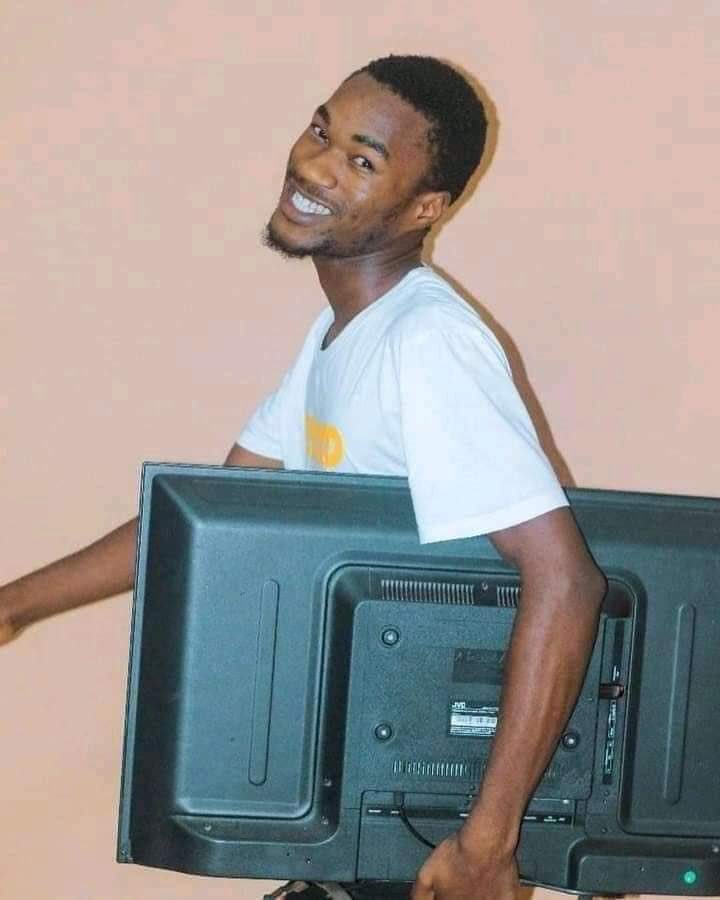 Mindset_FR's tweet photo. Jeune africain zimbabwéen🇿🇼 a fabriqué le plus gros téléphone du monde... Il a transformé une télévision plasma en un téléphone Android entièrement alimenté par l'énergie... C'est un étudiant en programmation informatique... Rendez-le célèbre. https://t.co/MnAVIIEu24