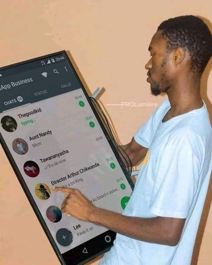 Mindset_FR's tweet photo. Jeune africain zimbabwéen🇿🇼 a fabriqué le plus gros téléphone du monde... Il a transformé une télévision plasma en un téléphone Android entièrement alimenté par l'énergie... C'est un étudiant en programmation informatique... Rendez-le célèbre. https://t.co/MnAVIIEu24