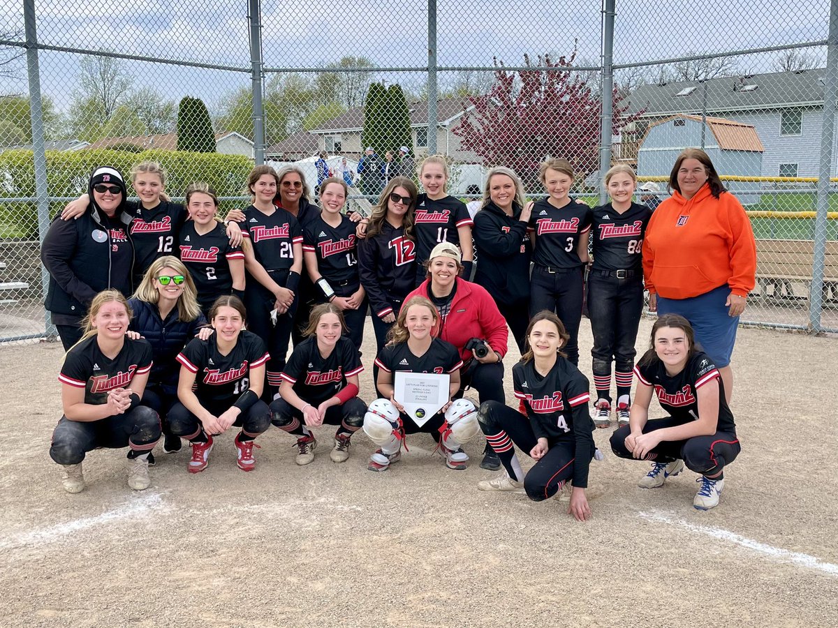 CoachCarah's tweet photo. Great day on the diamond for these ladies, as went to Crown Point to get four games of bracket play in. We earned our way to the championship but fell just short. We are grateful for our amazing moms, several of whom came out to spend the day cheering us on! 

#T2ThatsWho https://t.co/WEgUyE8U3m