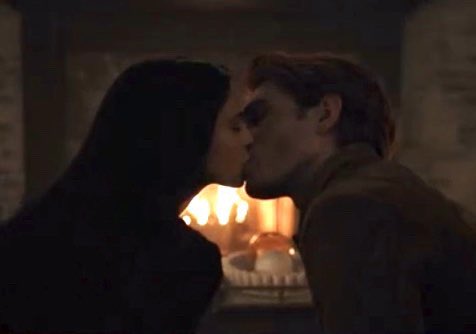 chqmbiez's tweet photo. gonna faint…….. bughead and varchie are going to kill me next week #riverdale https://t.co/sCE3oDbOz2