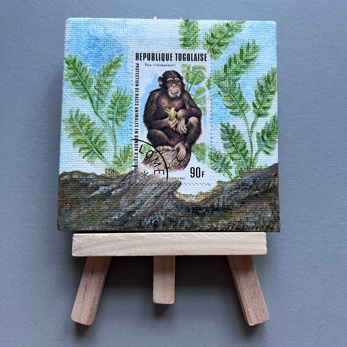 Chimpanzee Stamp made into art, on its own little easel!🐒 🐵 
 approx 4.5 inches high, a perfect size for displaying little stamp paintings! 

#minicanvas #minicanvasart #minicanvaspainting #minicanvases #minicanvasartworks #smallart #shelfart #artfordesk #smallartwork