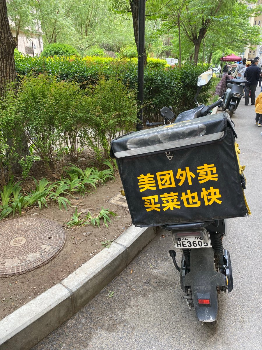 MedlinMillard's tweet photo. 小区封控day1⃣️1⃣️：例行核酸依旧是单人单检🧪封在小区里的外卖车内心和我一样孤寂吧[破涕为笑] https://t.co/yiQw9DdlRE