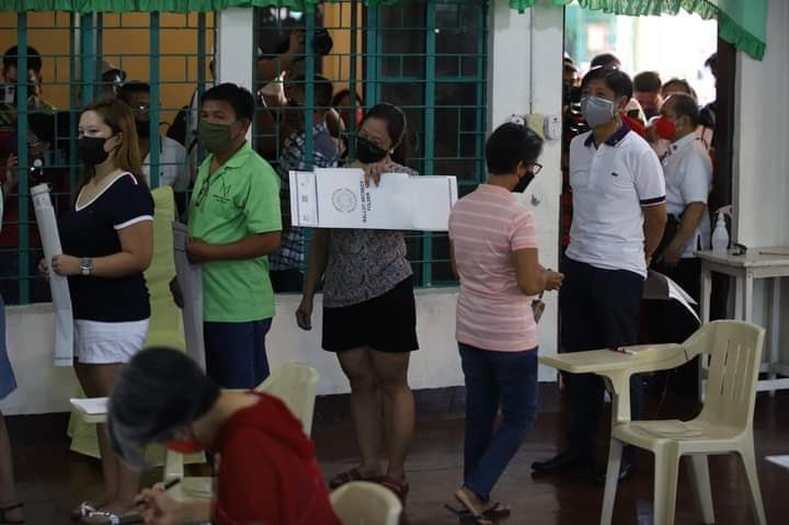 6am palang bumoto siya at pumila din. Senior citizen siya. Wag tayo magpakalat ng fake news.  #Halalan2022 #PHVote